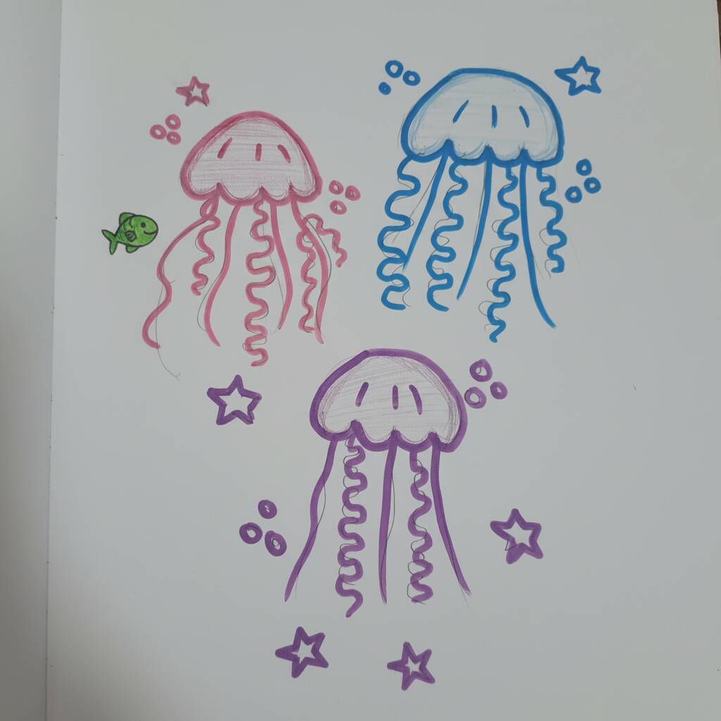 Desenho de águas-vivas coloridas com peixinho e estrelas para colorir
